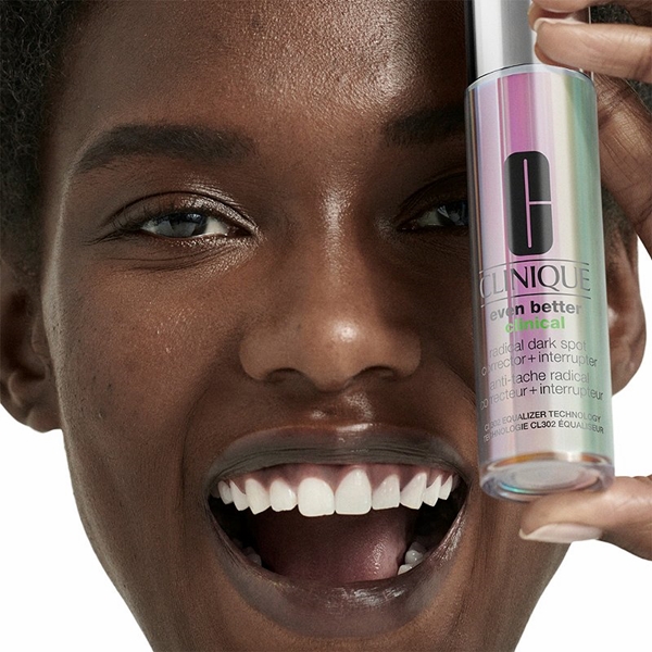 CLINIQUE_Even_Better_Clinical_Radical_Dark_Spot_Plus_Corrector_Interrupter_Inhand.jpg blank
