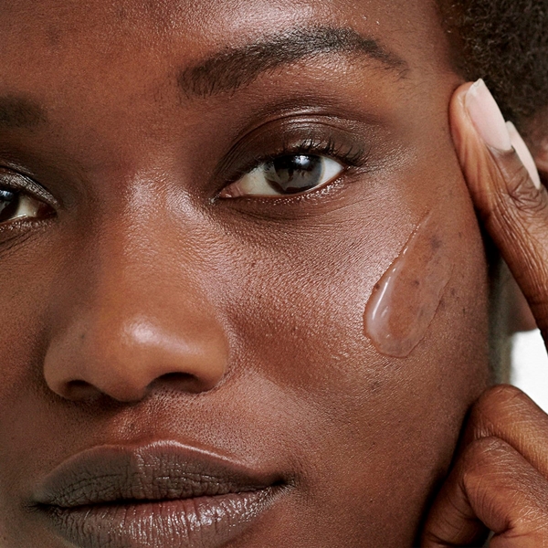 CLINIQUE_Even_Better_Clinical_Radical_Dark_Spot_Plus_Corrector_Interrupter_Serum_Apply.jpg blank