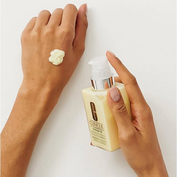 CLINIQUE_iD_Dramatically_Different_Moisturizing_Lotion_Active_Cartridge_Concentrate_for_Uneven_Skin_Tone_apply.jpg blank