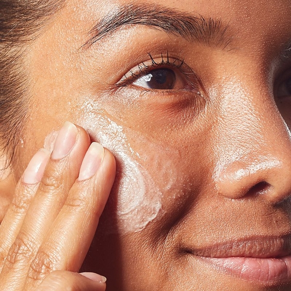 KIEHLS_Clearly_Corrective_Brightening_Exfoliating_Daily_Cleanser_Apply.jpg blank