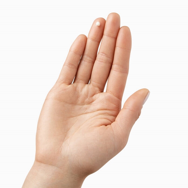 KIEHLS_Powerful_Strength_Dark_Circle_Reducing_Vitamin_C_Eye_Serum_15ml_application.jpg blank