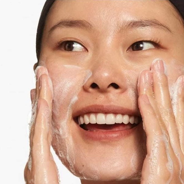 CLINIQUE_All_About_Clean_Liquid_Facial_Soap_Oily_Skin_Formula_Apply blank