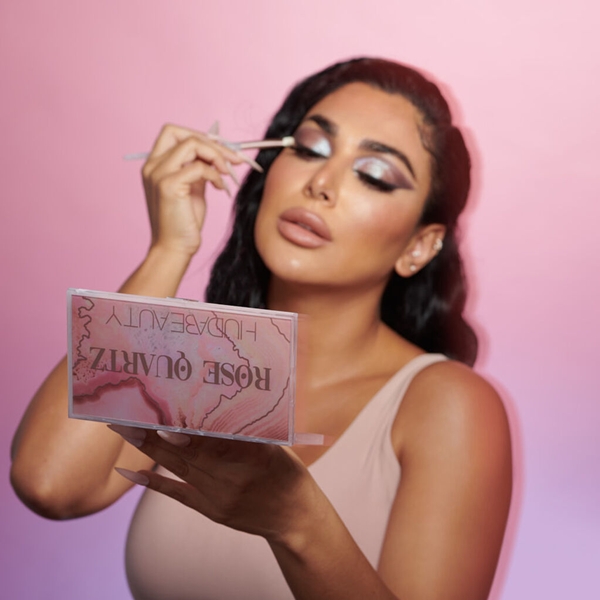 HUDABEAUTY_Rose_Quartz_Eyeshadow_Palette_Apply.jpg blank