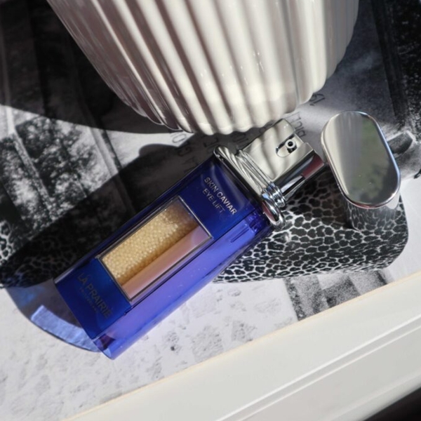 LA_PRAIRIE_Skin_Caviar_Eye_Lift_Use.jpg blank