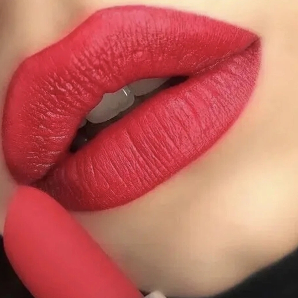 M.A.C_Powder_Kiss_Lipstick_992_Werk_Apply.jpg blank