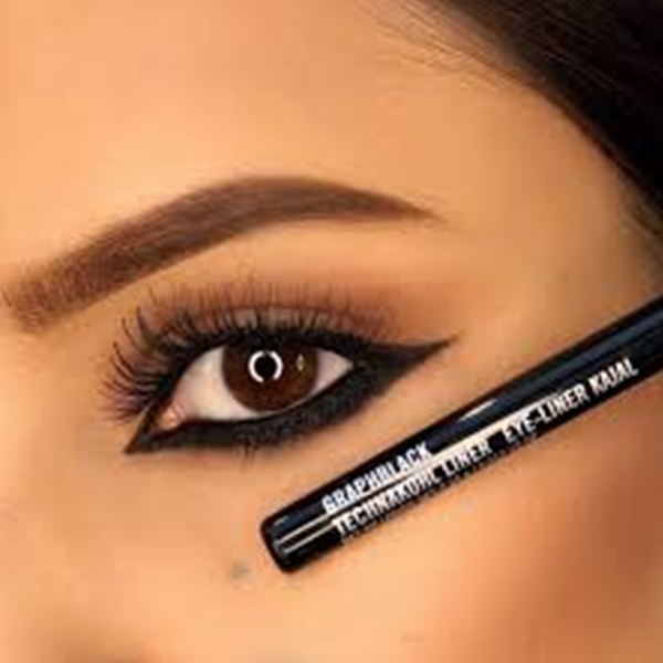 M.A.C_Technakohl_Liner_Eyeliner_Kajal_Apply.jpg blank