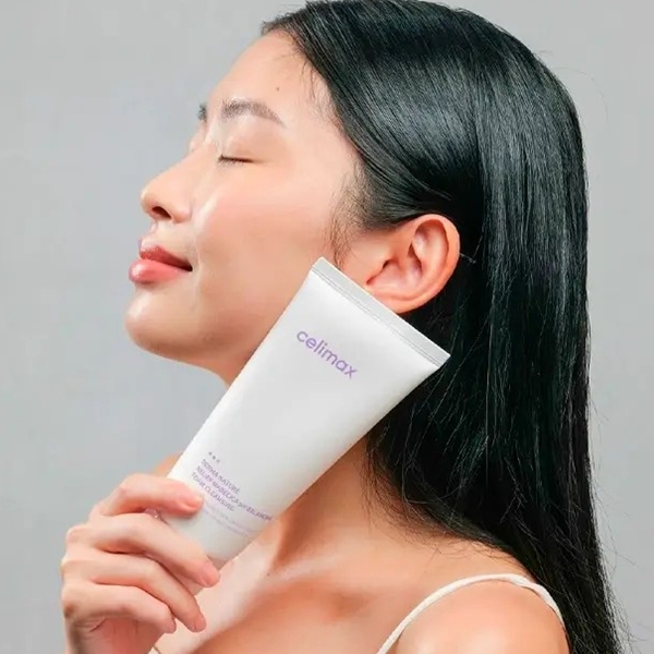 CELIMAX-Derma_Nature_Relief_Madecica_PH_Balancing_Foam_Cleansing_Usage blank