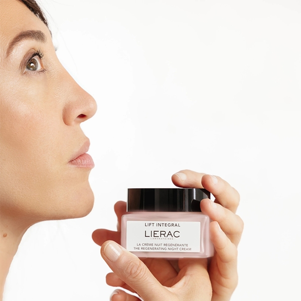 LIERAC_Lift_Integral_The_Regenerating_Night_Cream_Usage blank