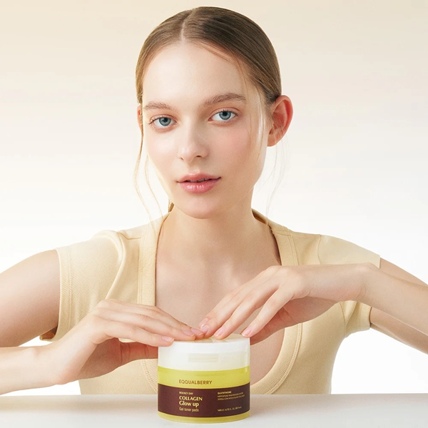 EQQUALBERRY_Bouncy_Day_Collagen_Glow_Up_Gel_Toner_Pad_use blank
