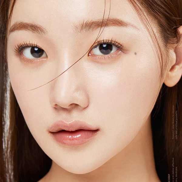 MEDICUBE_AGE-R_Glutathione_Glow_Toner_use blank