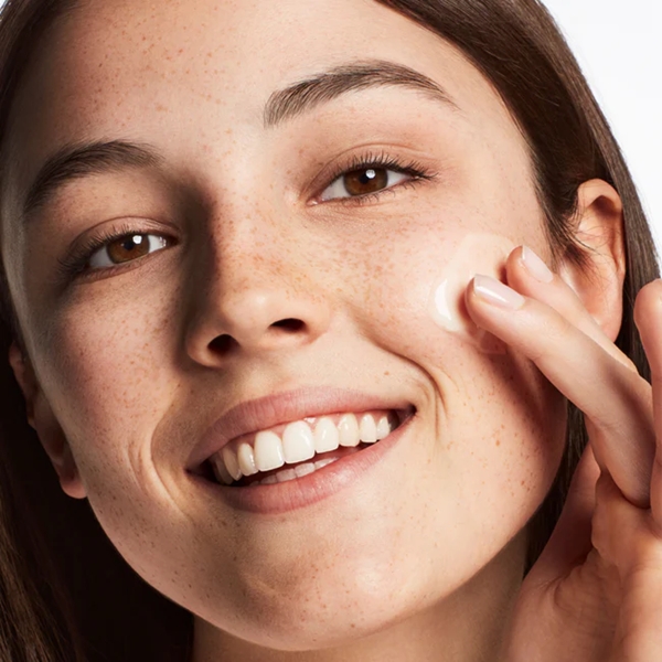 Clinique_Dramatically_Different_Moisturizing_Gel_with_Pump_Apply blank