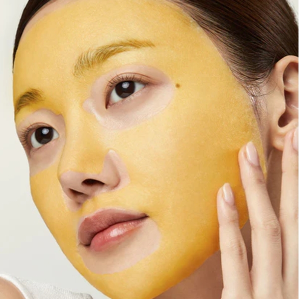MEDICUBE_Deep_Vita_C_Glutathione_Brightening_Mask_Apply