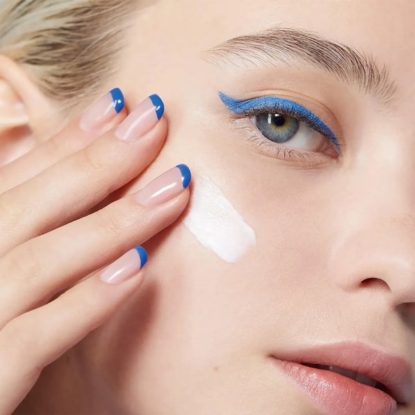 NUXE_Creme_Fraiche_De_Beaute_48H_Moisturising_Mattifying_Fluid_Apply blank