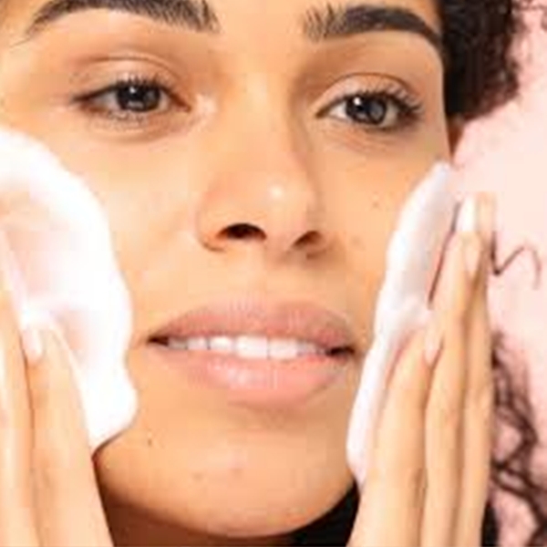 NUXE_Very_Rose_Light_Cleansing_Foam_Apply blank