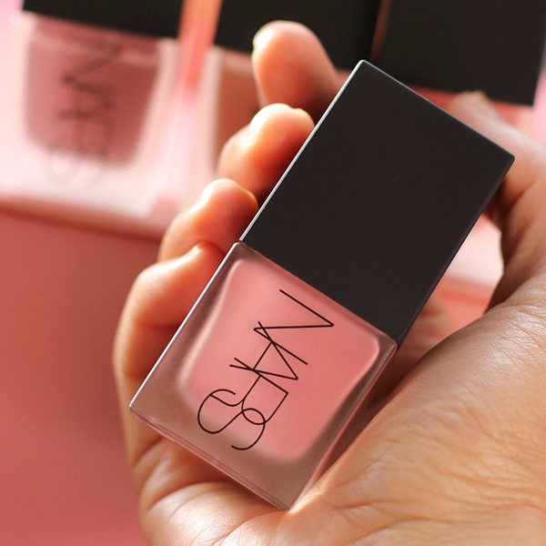 Nars_Liquid_Blush_Torrid_Usage blank