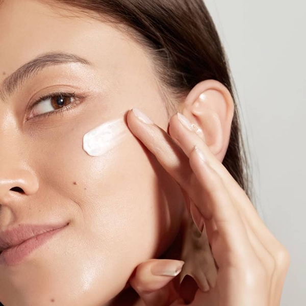 THE_BODY_SHOP_Aloe_Soothing_Day_Cream_Apply blank