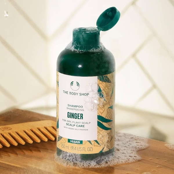 THE_BODY_SHOP_Ginger_Anti_Dandruff_Shampoo_Use blank