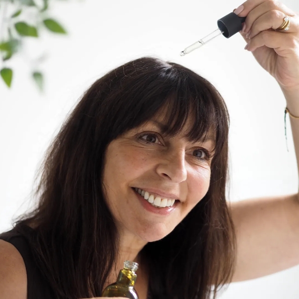 THE_BODY_SHOP_Ginger_Scalp_Serum_Apply blank