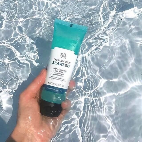 THE_BODY_SHOP_Seaweed_Deep_Cleansing_Gel_Wash_Use blank