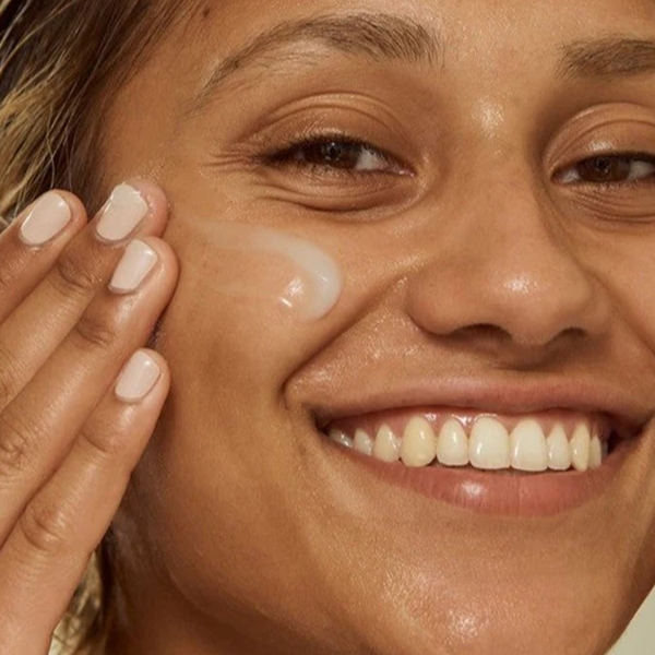 THE_BODY_SHOP_Seaweed_Oil-Control_Gel_Cream_Apply blank