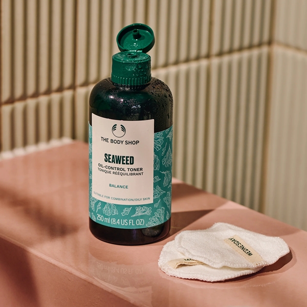 THE_BODY_SHOP_Seaweed_Oil-Control_Toner_use blank