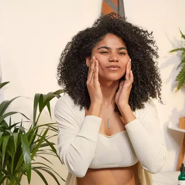 THE_BODY_SHOP_Tea_Tree_Anti-Imperfection_Daily_Solution_Apply blank