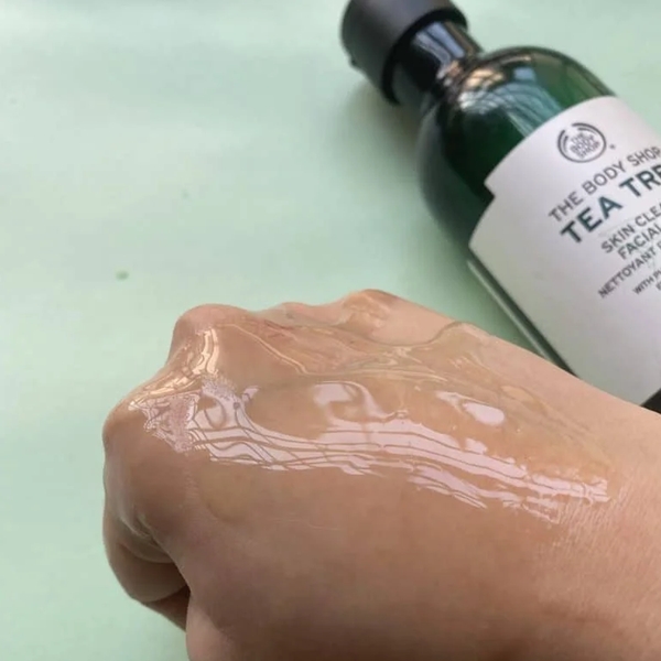 THE_BODY_SHOP_Tea_Tree_Skin_Clearing_Facial_Wash_Apply blank