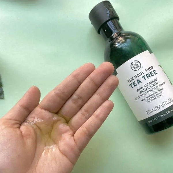 THE_BODY_SHOP_Tea_Tree_Skin_Clearing_Facial_Wash_use blank