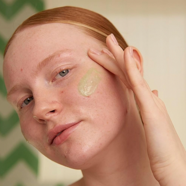 THE_BODY_SHOP_Tea_Tree_Squeaky_Clean_Scrub_Apply blank