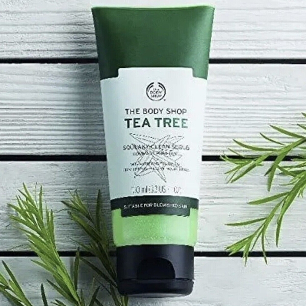 THE_BODY_SHOP_Tea_Tree_Squeaky_Clean_Scrub_use blank