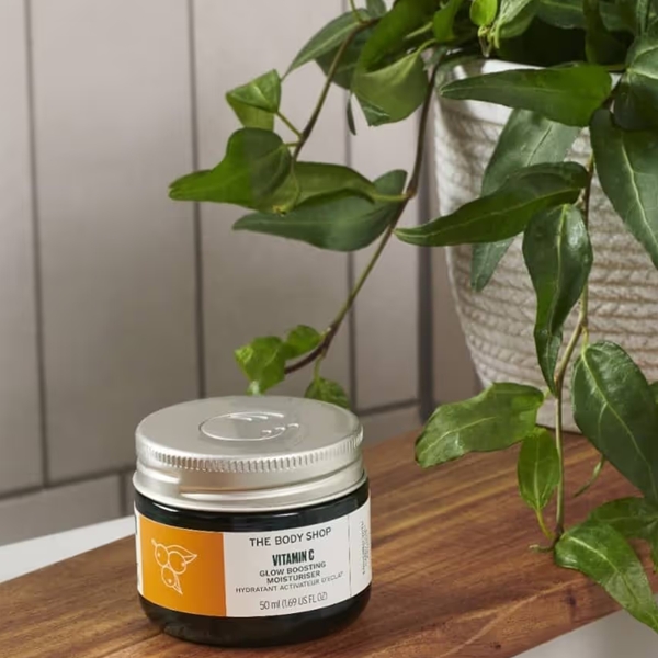 THE_BODY_SHOP_Vitamin_C_Glow_Boosting_Moisturiser_50ml blank