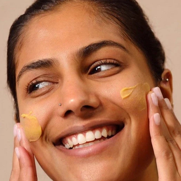 THE_BODY_SHOP_Vitamin_C_Glow_Revealing_Microdermabrasion_Apply blank