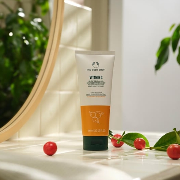 THE_BODY_SHOP_Vitamin_C_Glow_Revealing_Microdermabrasion_use blank