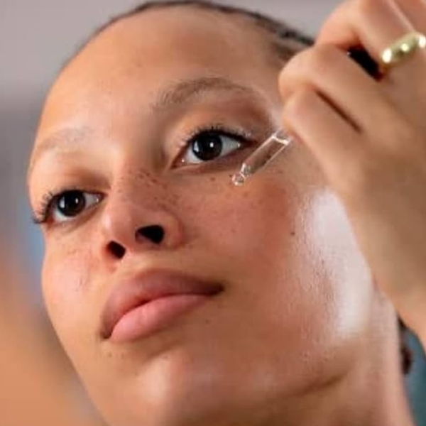 THE_BODY_SHOP_Vitamin_E_Overnight_Serum-In-Oil_Apply blank